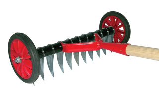 Aerator Jednostronny 42cm Na Kółkach z Trzonkiem Drewnianym 130cm Kard